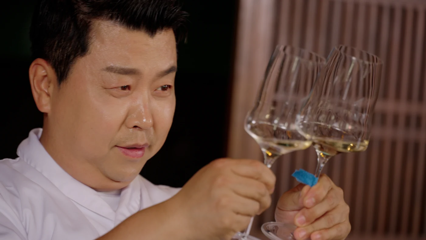 음료와 메뉴를 준비하는 주방 장면
